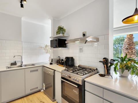 Modern Green Point Apartment with Balcony (29993)