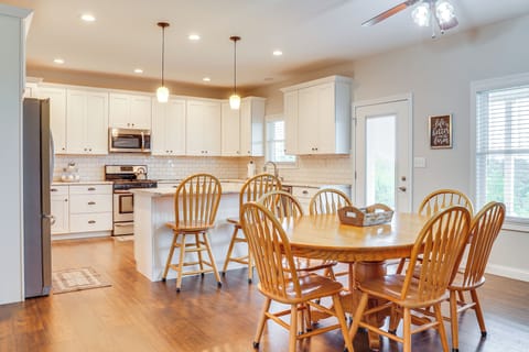 Dining Area | Dining Table | Dishware/Flatware