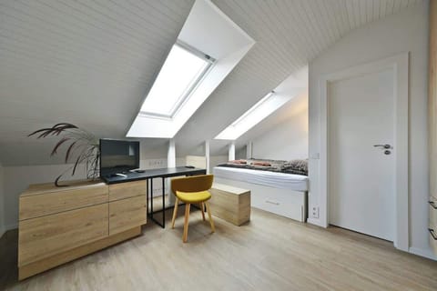 This unique bedroom layout allows for full en suite bathroom and generous space for your workstation.