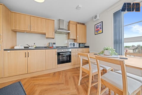 Fully equipped kitchen with a dining table for 6 – perfect for home-cooked meals and gathering around with friends or family.