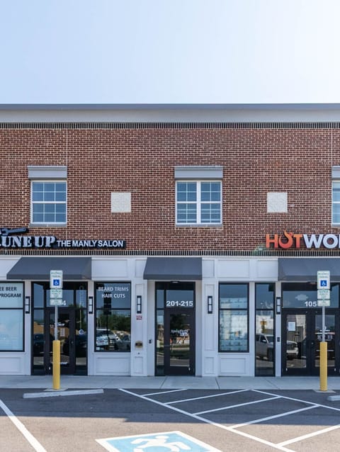 Eterior Front/Shopping/Dining