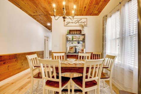 Dining Area | Dishware/Flatware Provided | Coffee Bar