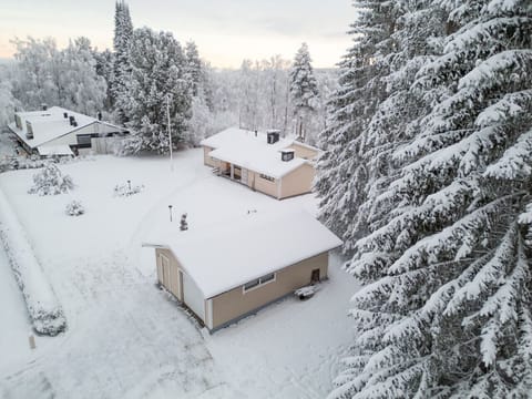 Welcome to your home away from home in Finnish Lapland! Perched on the edge of a peaceful river, this cozy house offers the perfect setting for an unforgettable holiday.