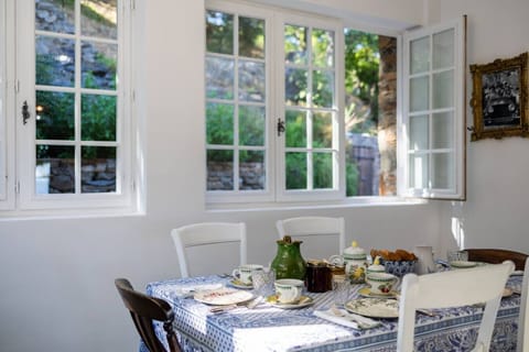 Indoor dining aera next to the kitchen