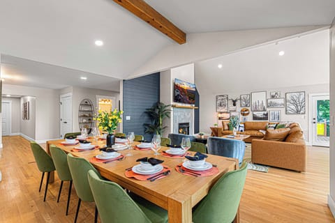 Designed for entertaining, this dining space blends rustic charm with modern grace, offering a welcoming atmosphere ideal for everything from quiet breakfasts to holiday feasts. 🍷