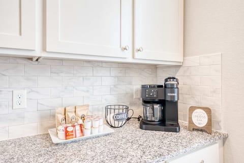 ☕️ Kickstart your day at the fully stocked coffee bar—enjoy Keurig pods, tea and locally roasted beans.