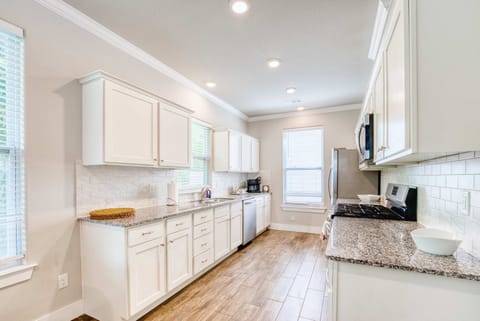 🍳 Sleek, fully equipped kitchen with long countertops, stainless appliances and plenty of prep space—perfect for cooking together.