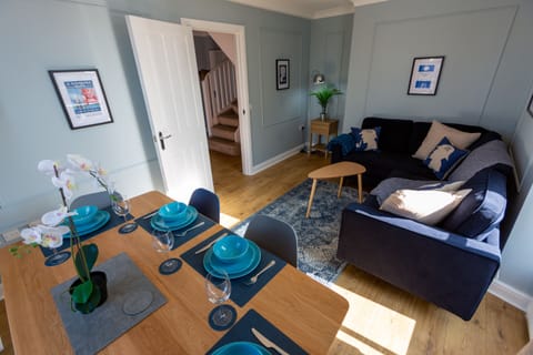 Moriarty Lounge / Dining with views of Town and hills