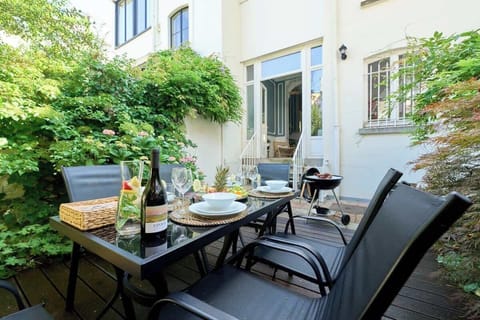 Vibrant garden, ideal to socialize. It features a dining table and a BBQ