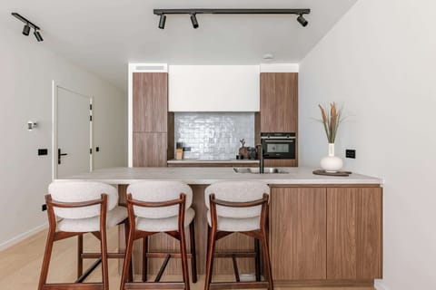 Open kitchen with extra seats to have breakfast