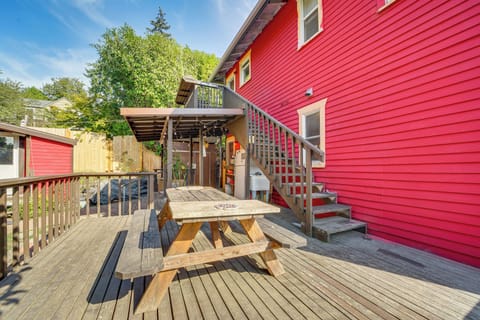 Seattle Vacation Rental | 2BR | 1.5BA | Steps Required | 800 Sq Ft