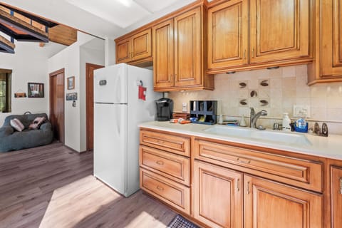 Full Kitchen - Full Kitchen with all of the essentials and Keurig, BBQ – Propane, Air Fryer, Rice Cooker, Blender,