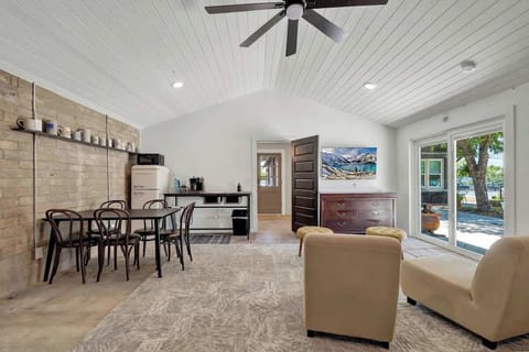 Open concept to the living space to entertain.