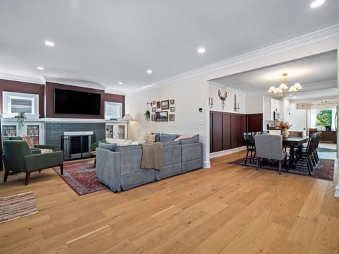 Spacious open living area designed for easy lounging & casual gatherings.