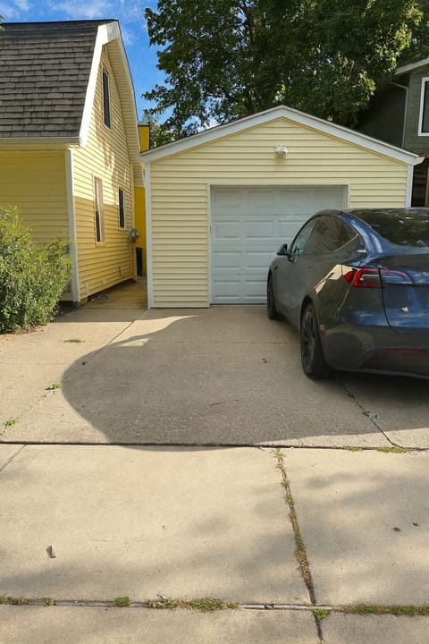 Driveway : 2 cars can be parked