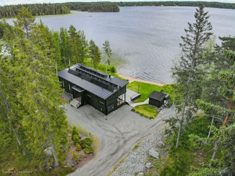 Modern lakeside villa with panoramic water views, surrounded by peaceful nature – the perfect retreat for relaxation and unforgettable stays.