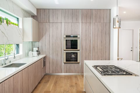 FULLY EQUIPPED EXPANSIVE KITCHEN, ICE MAKER, MICROWAVE, STOVE, FREEZER