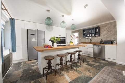 Kitchen with Breakfast Bar