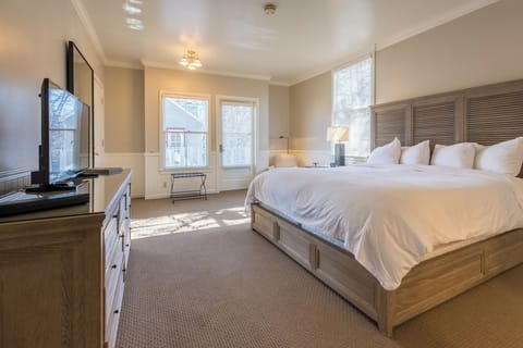 Wake up to warm daylight and a roomy, relaxing retreat.