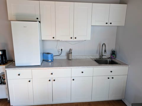 Cliff Haven kitchenette