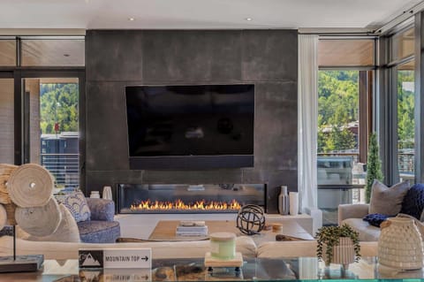 03_84_CARRIAGE_WAY_704E003