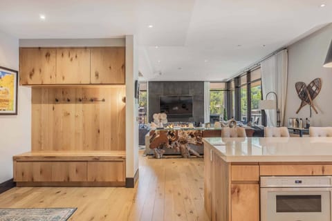 14_84_CARRIAGE_WAY_704E014