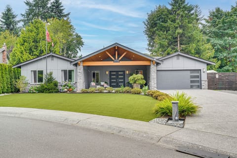 Everett Vacation Rental | 4BR | 3.5BA | 2,600 Sq Ft | 1 Step to Enter