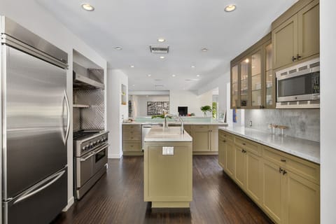 Fully equipped kitchen with breakfast bar and high-end appliances