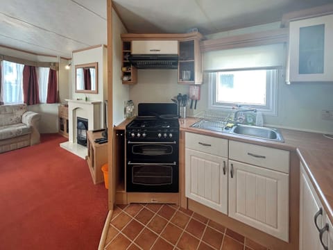 Kitchen area | 136 Lakeside, Burnham-on-Sea