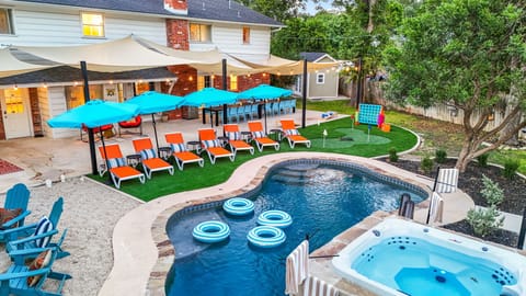 Why choose when you can have it all? 😎 Splash in the pool, soak in the hot tub, putt for glory on the green, or just lounge under the sun. This outdoor oasis is ready to host your best vacation yet. Get ready to live your best life!