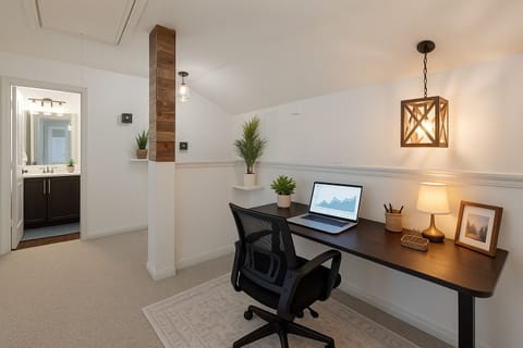 Modern Home Office with En-Suite Bathroom