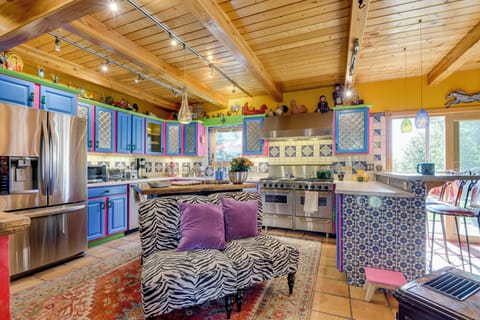 Kitchen | Dishwasher | Microwave | Breakfast Bar | 1st Floor