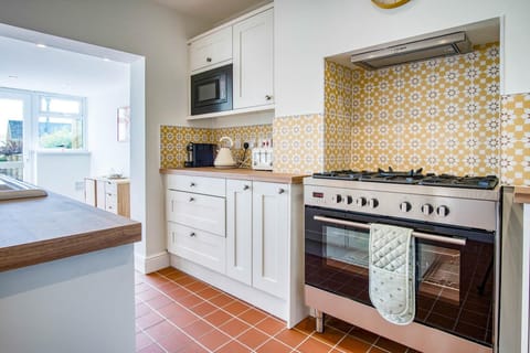 Woodville Road - 2 Bedroom House - Mumbles (8281)
