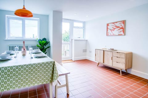 Woodville Road - 2 Bedroom House - Mumbles (8283)