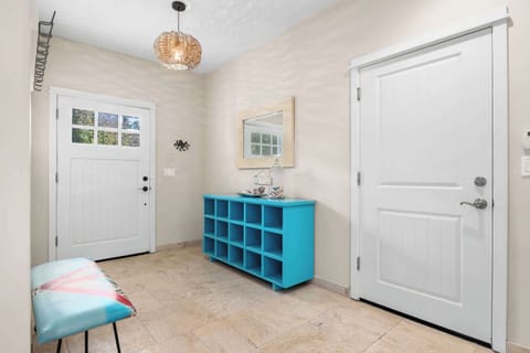 Entry Way - Main Floor