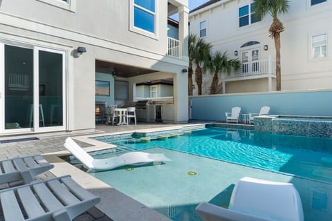 Private Pool and Hot Tub with Outdoor Kitchen