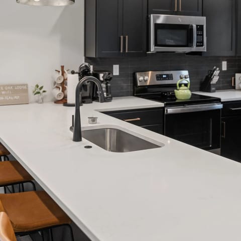 Start the day with your favorite coffee—choose between a 12-cup drip maker or Keurig. This modern kitchen makes meal prep simple and gathering easy. ☕🍴