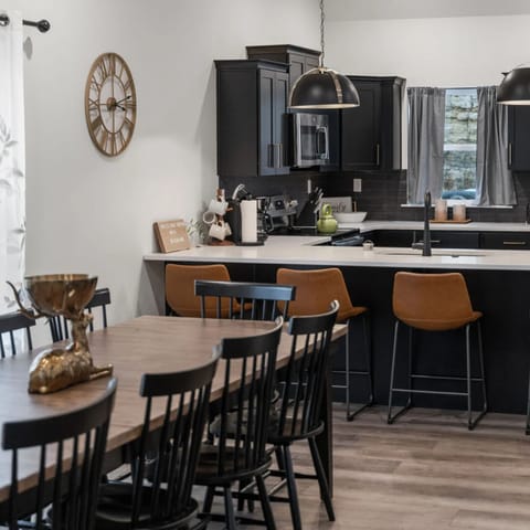Plenty of room for everyone to come together. Enjoy meals at the dining table with seating for 10, gather at the kitchen island with 4 counter stools, or let the little ones enjoy their own kids’ table. 🪑🍷