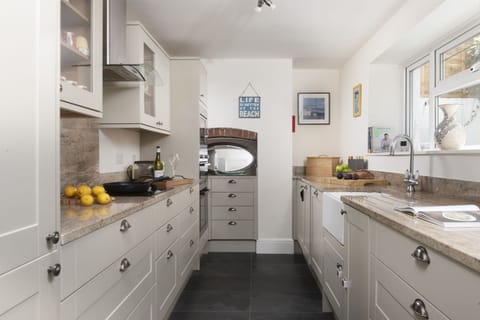 Fully equipped kitchen with ample surface space - Trevethen Cottage