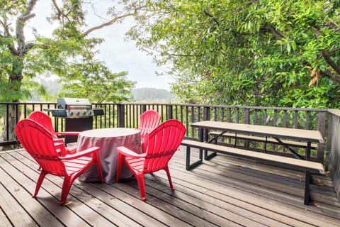 Deck | Fire Pit Table | 8 Mi to Oregon Dunes National Recreation Area