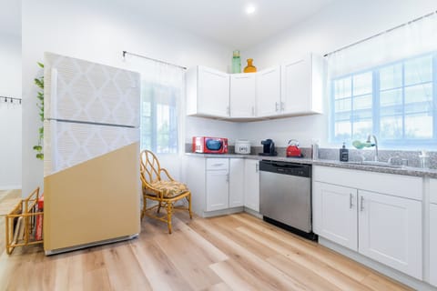 Chat and chill while your loved ones cook for you.