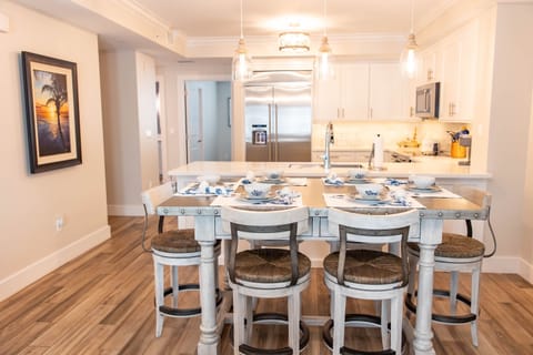 Dining area between living room and kitchen