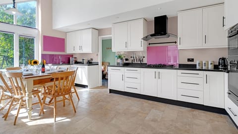 Flooded with light, this fantastic space allows you to have meals together and play board games on the dining table.