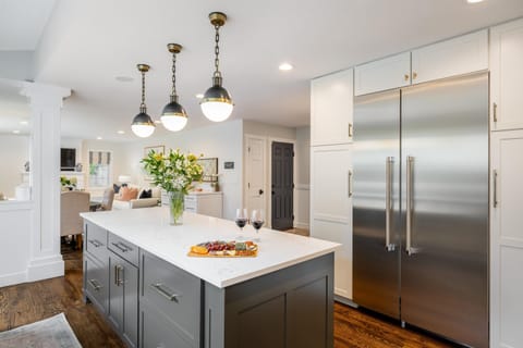 Fully-equipped kitchen with island