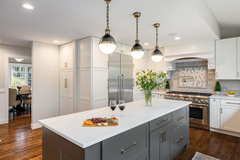 Fully-equipped kitchen with island