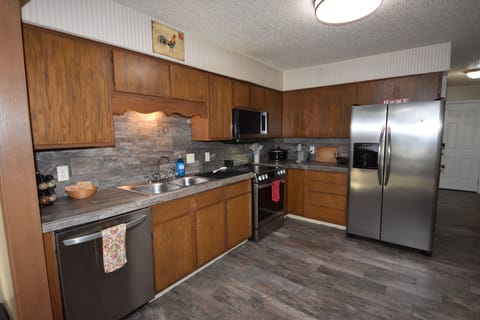 Microwave/Air fryer, Digital Stove/Oven, Keurig coffee w K-cups, Stocked Fridge