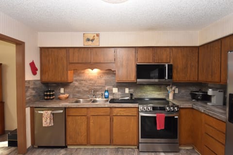 Microwave/Air fryer, Digital Stove/Oven, Keurig coffee w K-cups, Stocked Fridge