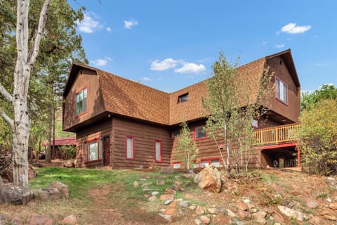 Your home away from home in a vibrant mountain town!