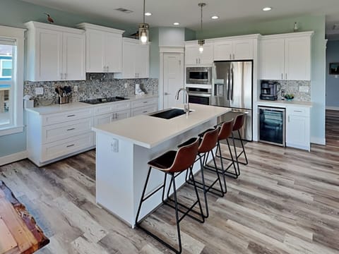 Full Size Kitchen - Seating for Four