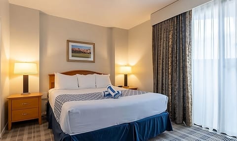 Unit with Queen or King size bed. Exact unit will be assigned upon arrival. Views, colors and decor may vary.